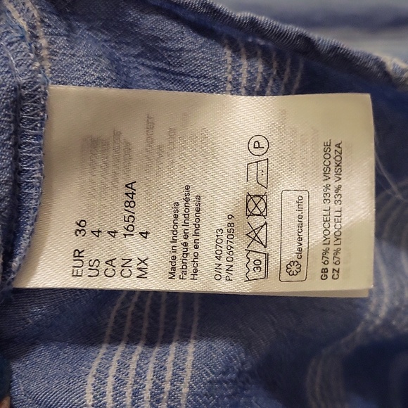 ✨️ 3/25 -  H&M Blouse - Picture 3 of 4